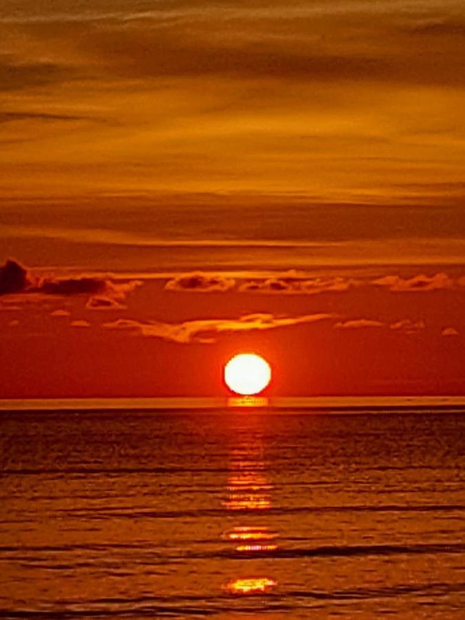 Mt Kinabalu , Sea View & Sunset Living , Aru , Borneo Apartment *